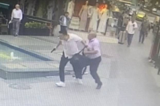 Fatih’te İett Otobüsü Şoförüne Havalı Tabanca İle Saldırdı: O Anlar Kamerada