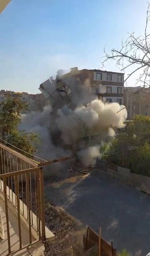 Elazığ’da Ağır Hasarlı Bina Tek Dokunuşta Yerle Bir Oldu