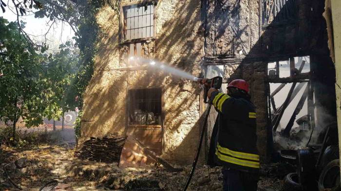 İki Katlı Ev Alevlere Teslim Oldu