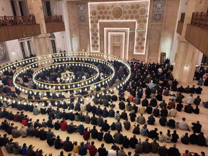 Kars’ta Mevlit Kandili’nde Camiler Doldu Taştı