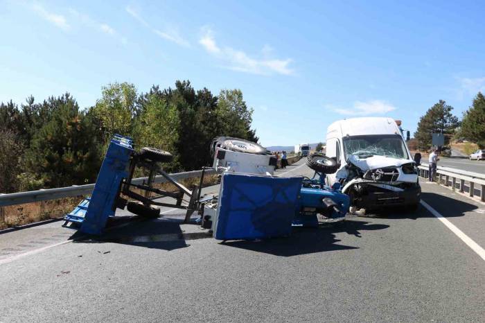 Kastamonu’da Minibüs İle Traktör Çarpıştı: 2 Yaralı