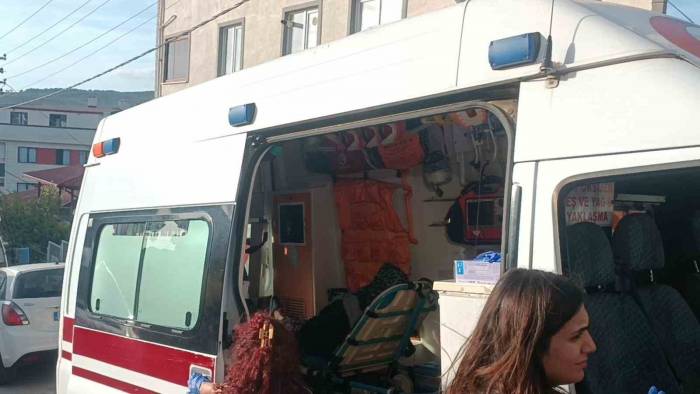 Kışlık Konserve Yaparken Yangın Çıktı, 2 Kişi Dumandan Etkilendi