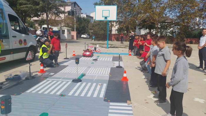 Jandarmadan Okullarda Trafik Eğitimi