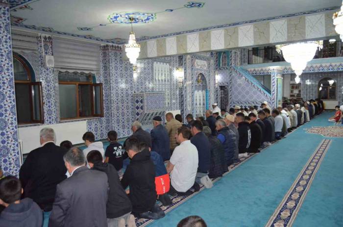 Varto ’da Camiler Mevlid Kandili İçin Doldu Taştı