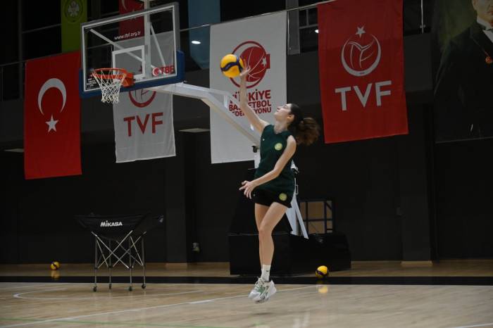 Manisa Büyükşehir Belediyespor Voleybol Takımı, Yeni Sezon Hazırlıklarına Devam Ediyor