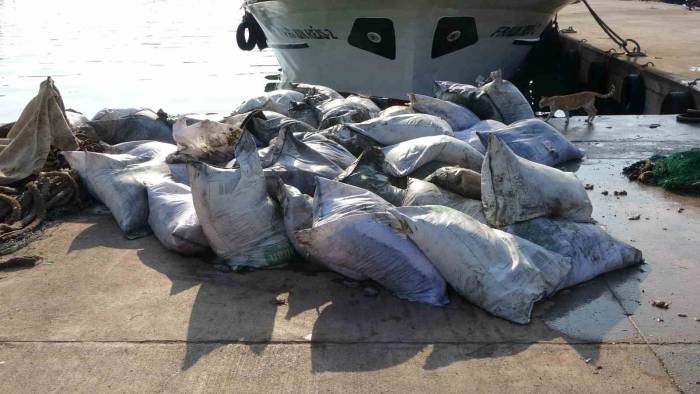 Balıkçılar Şaştı Kaldı: Denizden Balık Yerine Çuval Çuval Pirinç Çıktı