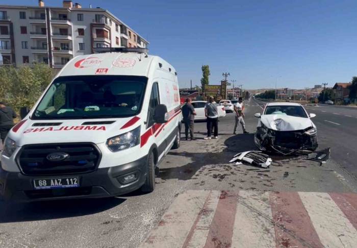 Hafif Ticari Araçla Otomobil Çarpıştı: 3 Yaralı