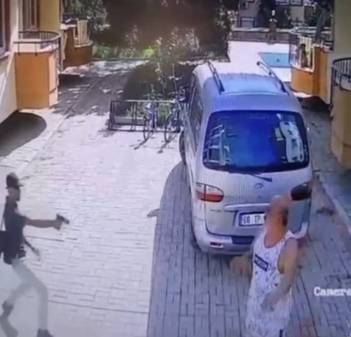 Gözlüklü Ve Şapkalı Saldırganın Kurşunlarının Hedefinden Kaçamadı