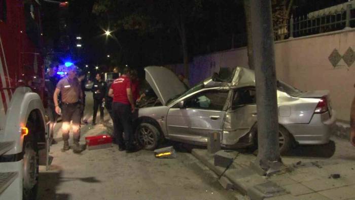 Beykoz’da Kontrolden Çıkan Araç Aydınlatma Direğine Çarparak Durabildi: 1 Yaralı