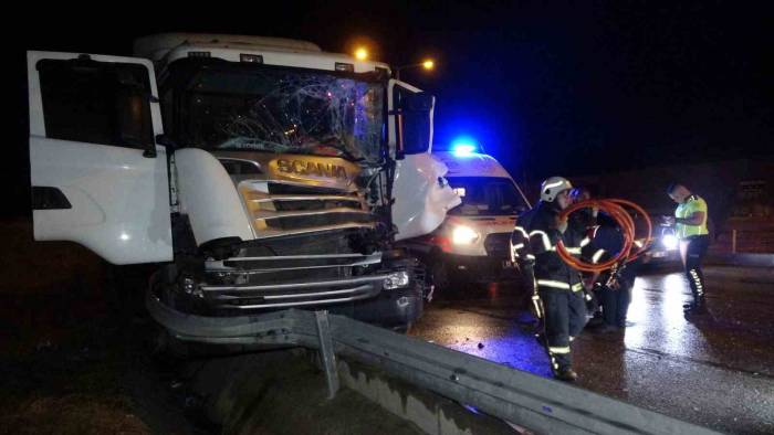 Kırmızı Işıkta Duran Tıra Arkadan Çarptı: Araçta Sıkışan Sürücüyü İtfaiye Kurtardı