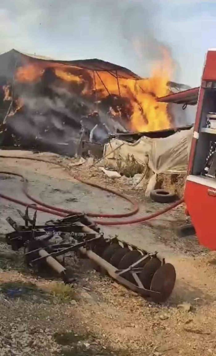 Çiftlikte Bulunan Yem Dolu Depo Alev Alev Yandı