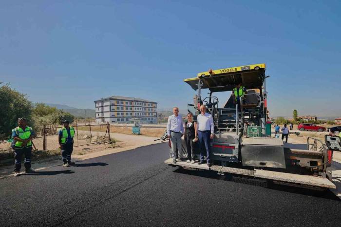 Pamukkale’de Okul Yollarına Sıcak Asfalt Çalışması Sürüyor
