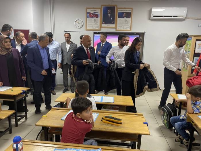 Depremzede Öğrencilere Mont Dağıtıldı