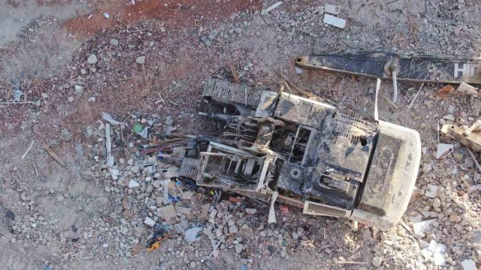 Enkazdan Çıkarılan İş Makinesinin Son Hali Yıkımın Acımasız Yüzünü Yeniden Ortaya Serdi