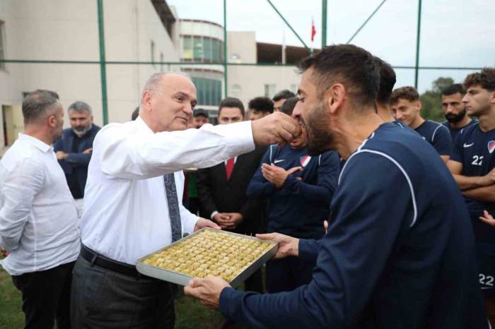 Başkan Özlü’den Futbolculara Baklava