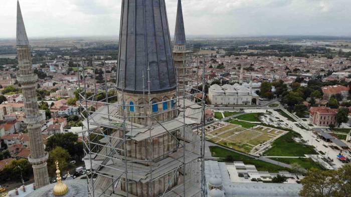 Selimiye’nin Minarelerindeki Çiniler Monte Ediliyor