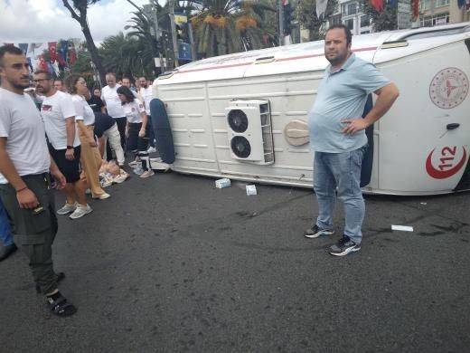 Fatih’te Ambulans Devrildi: 3 Yaralı