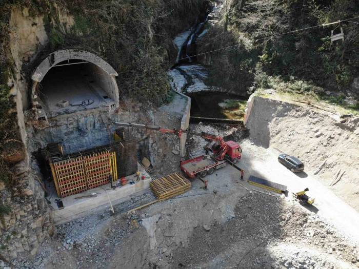 Heyelan Nedeniyle Yıkılan Yolda Çalışmalar Sürüyor