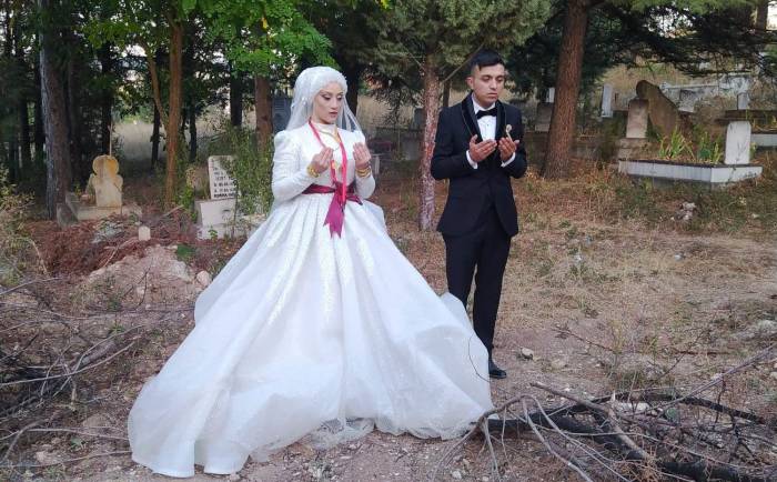 Gelin Ve Damat Önce Mezarlık Ziyaretine, Sonra Da Düğün Salonuna Gitti