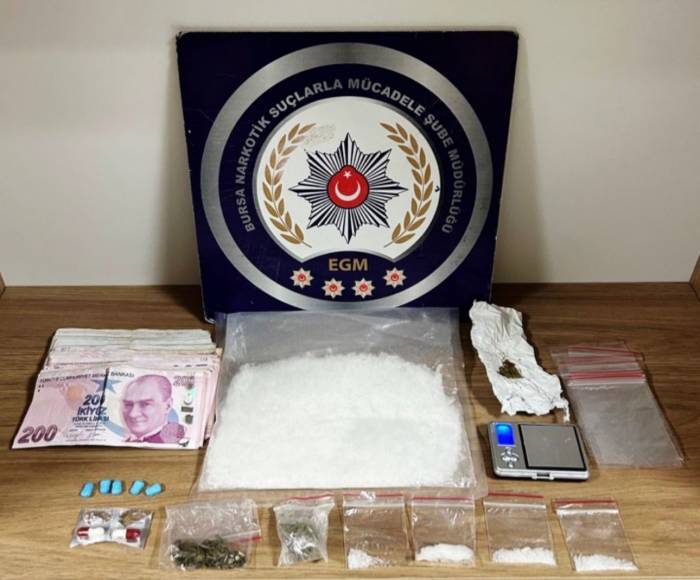 İçişleri Bakanı Yerlikaya: “16 İlde Düzenlenen Uyuşturucu Operasyonlarında 99 Zehir Taciri Yakalandı”