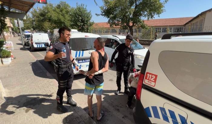 Önce Polisle Tartıştılar, Sonra Polisin Elinden Su İçtiler