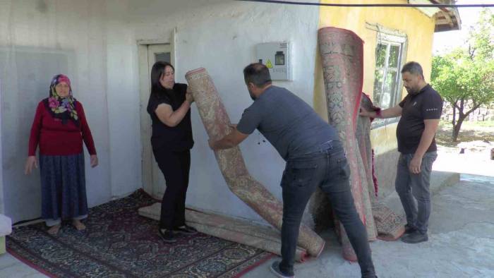 Muhtardan Yaşlı Ve Engellilere ‘Sonbahar Temizliği’ Hizmeti