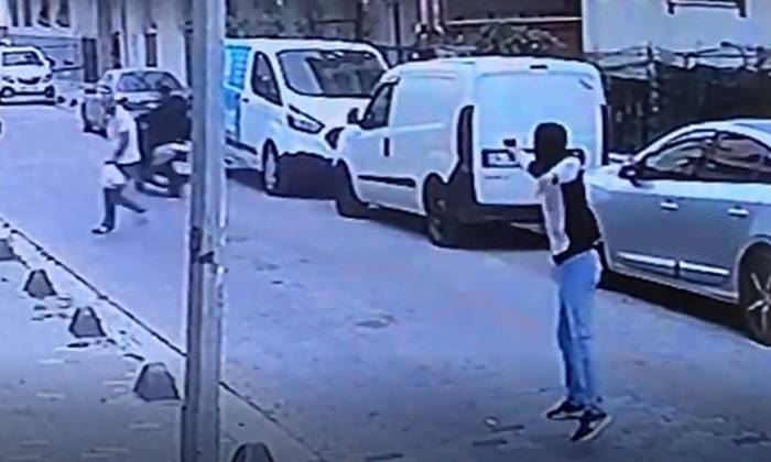 Küçükçekmece’de Sokak Ortasındaki Silahlı Saldırı Kamerada