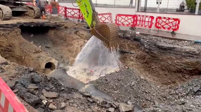 Susuz Günlerin Kapıda Olduğu İstanbul’da Patlayan Su Borusuna İlginç Çözüm