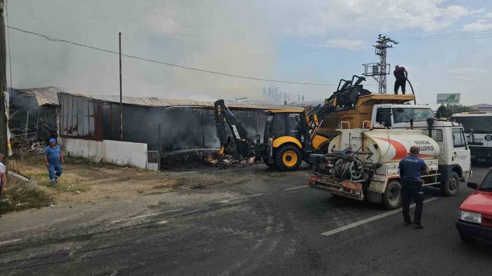 Kuyucak’taki Gıda İşletmesinde Çıkan Yangın Kontrol Altına Alındı