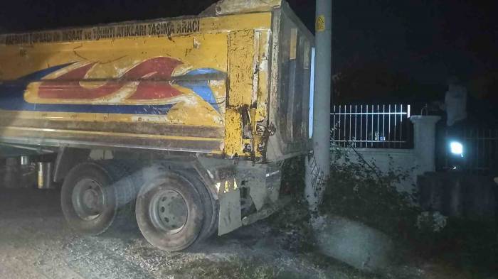 Freni Boşalan Park Halindeki Kamyon Elektrik Direğine Çarptı