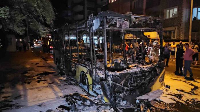 Alevlere Teslim Olan Otobüs Küle Döndü