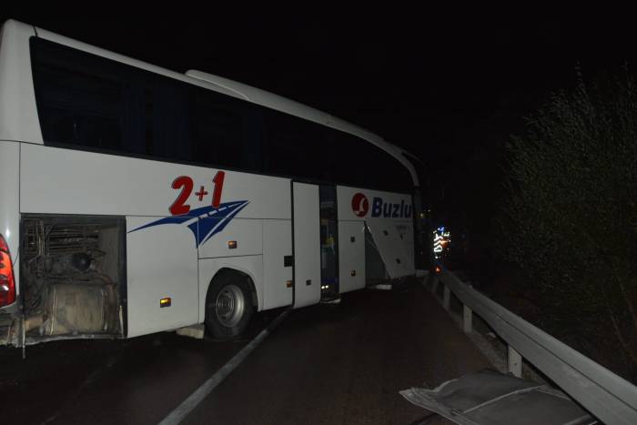 Afyonkarahisar’da Yağmurda Kayan Yolcu Otobüsüne Arkadan Gelen Tır Çarptı: 4 Yaralı