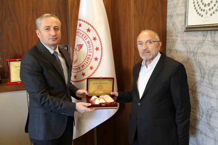 37 Yıllık Öğretmenlik Hayatına Veda Eden Orhan Aydın’a Plaket Verildi