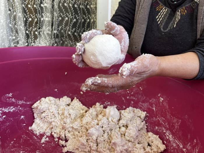 Ağrı’nın Lezzetli Yöresel Yemeği Keledoş İçin “Kurut” Mesaisi Başladı