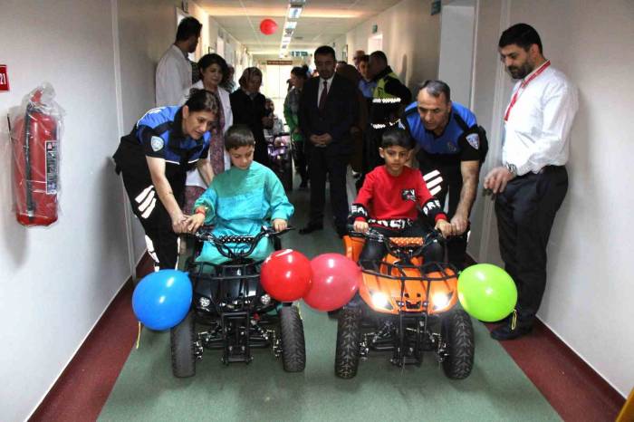 Çocukları Sünnet Olmaya Polisler Götürdü