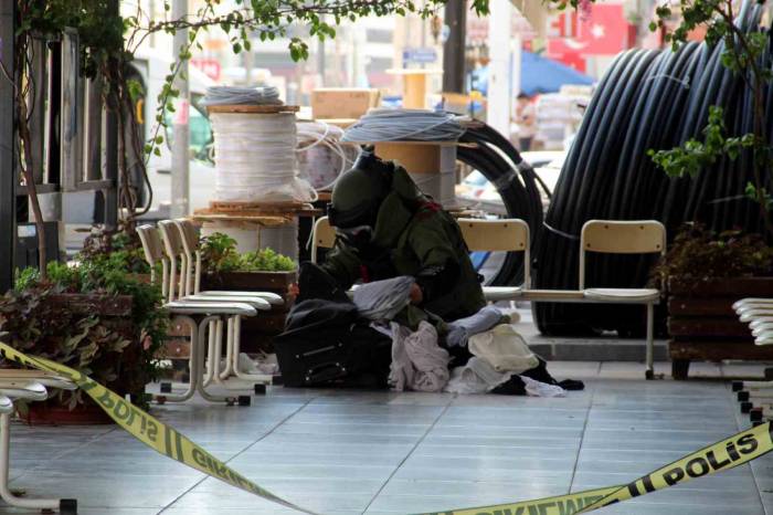 Nüfus Müdürlüğü Önündeki Şüpheli Valizden Kıyafet Çıktı