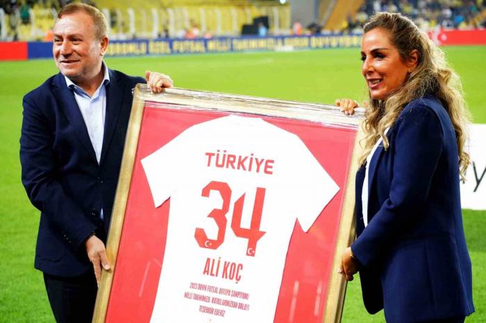 Şampiyon Down Sendromlu Özel Futsal Milli Takımı Oyuncuları, Fenerbahçe Tribünlerini Selamladı