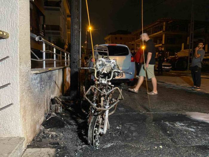 Beylikdüzü’nde Doğal Gaz Kutusu Alev Alev Yandı, 1 Motosiklet Küle Döndü