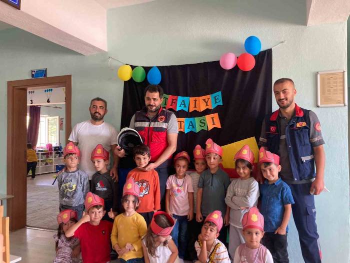 Anaokul Öğrencilerine İtfaiye Birimi Tanıtıldı