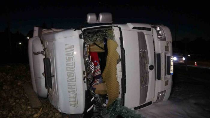 Burdur’da Devrilen Pancar Yüklü Tırın Sürücüsü 1 Haftadır Verdiği Yaşam Savaşını Kaybetti