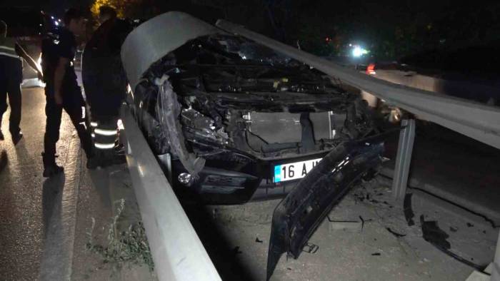 Orta Refüje Çarptı, Otomobili Bırakıp Kaçtı