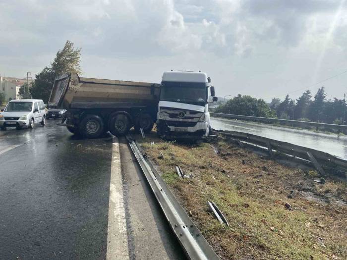 Büyükçekmece’de Facianın Eşiğinden Dönülen Kaza Kamerada: Şiddetli Yağış Kaza Getirdi