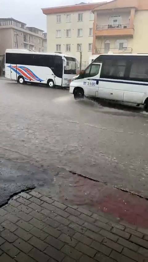 Büyükçekmece’de Sağanak Yağış Sonrası Yollar Göle Döndü