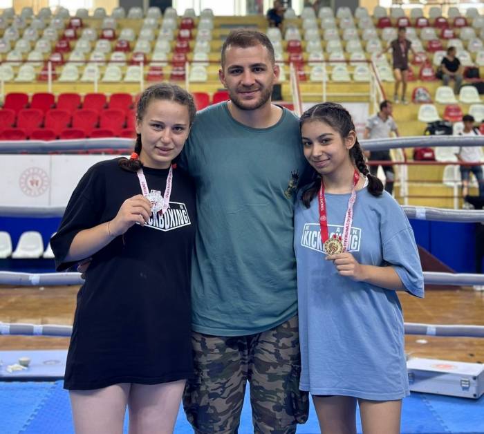Denizlili Kick Boksçular Madalyaları Topladı