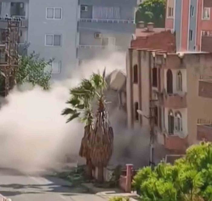 Meraklı Vatandaşların Bina Çöktüğü Esnada Yaşadıkları Panik Kamerada