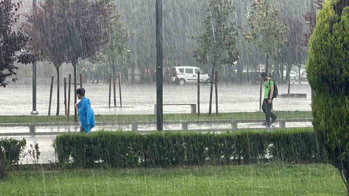 Meteorolojiden Sağanak Yağış Uyarısı
