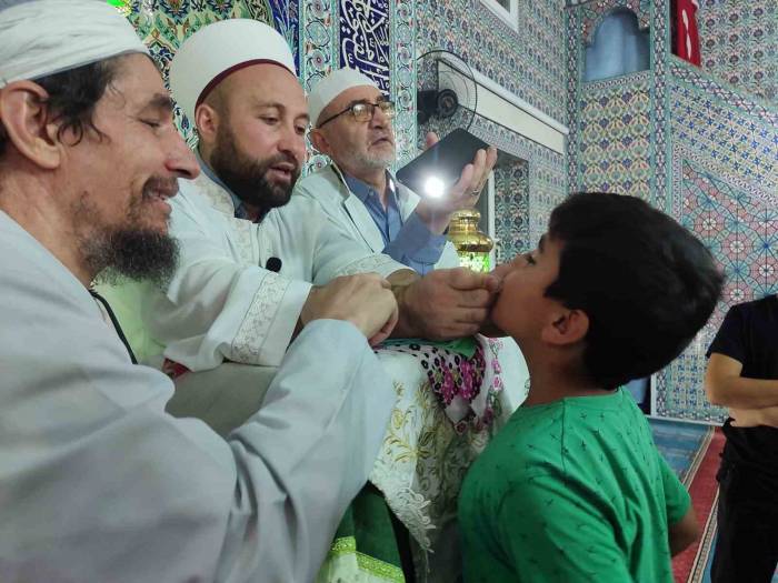 Peygamber Efendimiz Hz. Muhammed (Sallallahü Aleyhi Ve Sellem)’in Mübarek Sakal-ı Şerif’i Vatandaşlarla Buluşturuldu