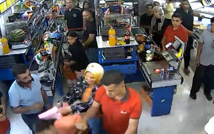 İki Kız Çocuğuna Markette Öldüresiye Dayak Kamerada