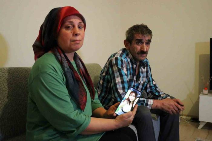 Kaybolan Kızlarını Beklerken Kayalıklarda Bulunan Çantası Geldi