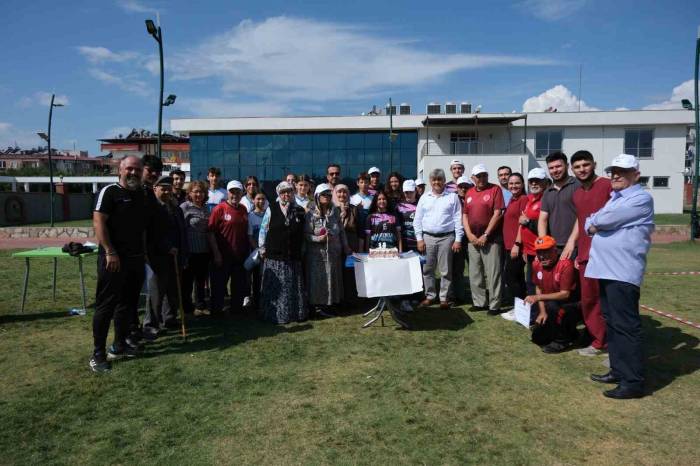 Gençler Ve Yaşlılar Bocce Müsabakasında Karşılaştı